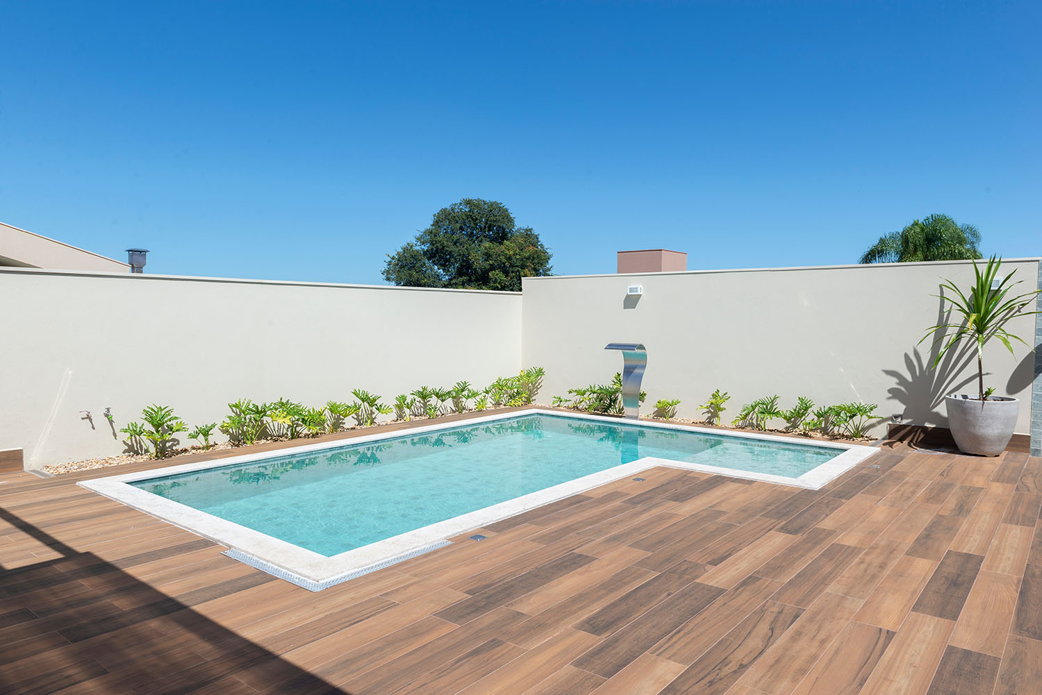 How to Choose the Right Pool Shape for Your Outdoor Space