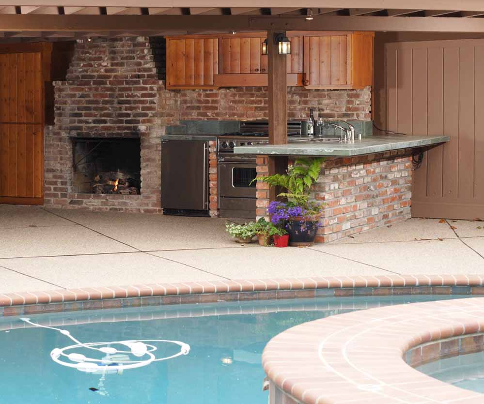 Outdoor Kitchen and Pool Combos: Perfect for Summer Entertaining